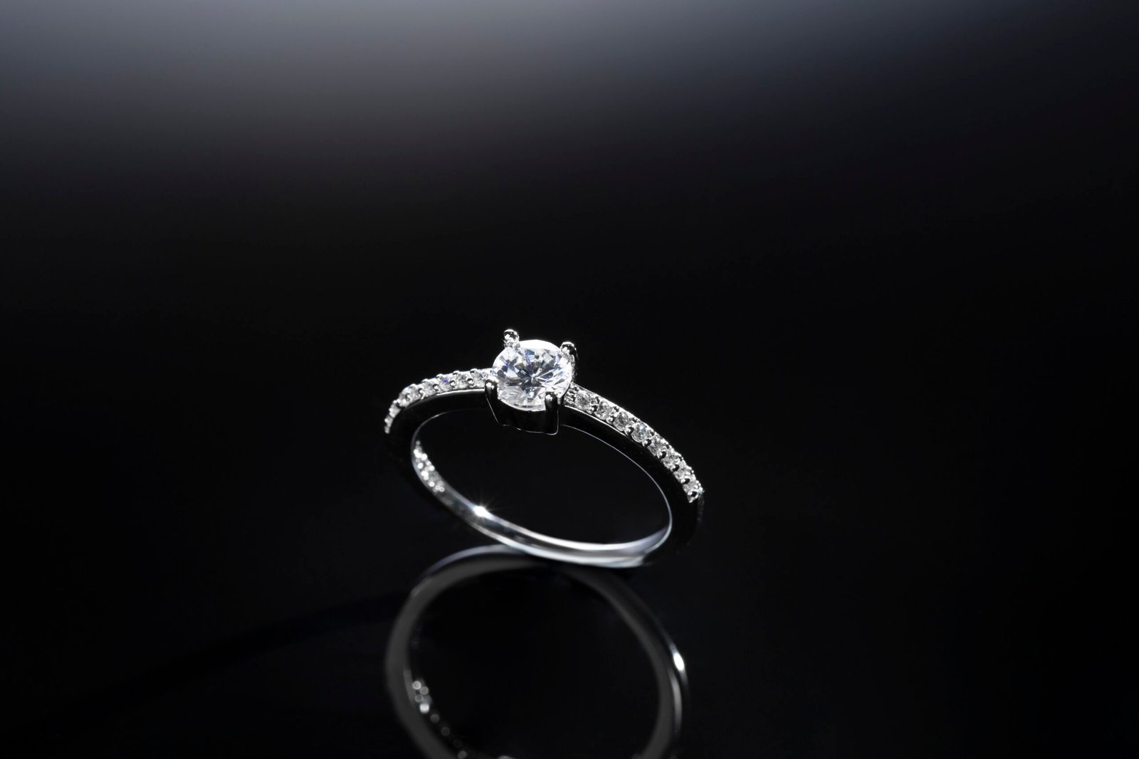beautiful-engagement-ring-with-diamonds (2)