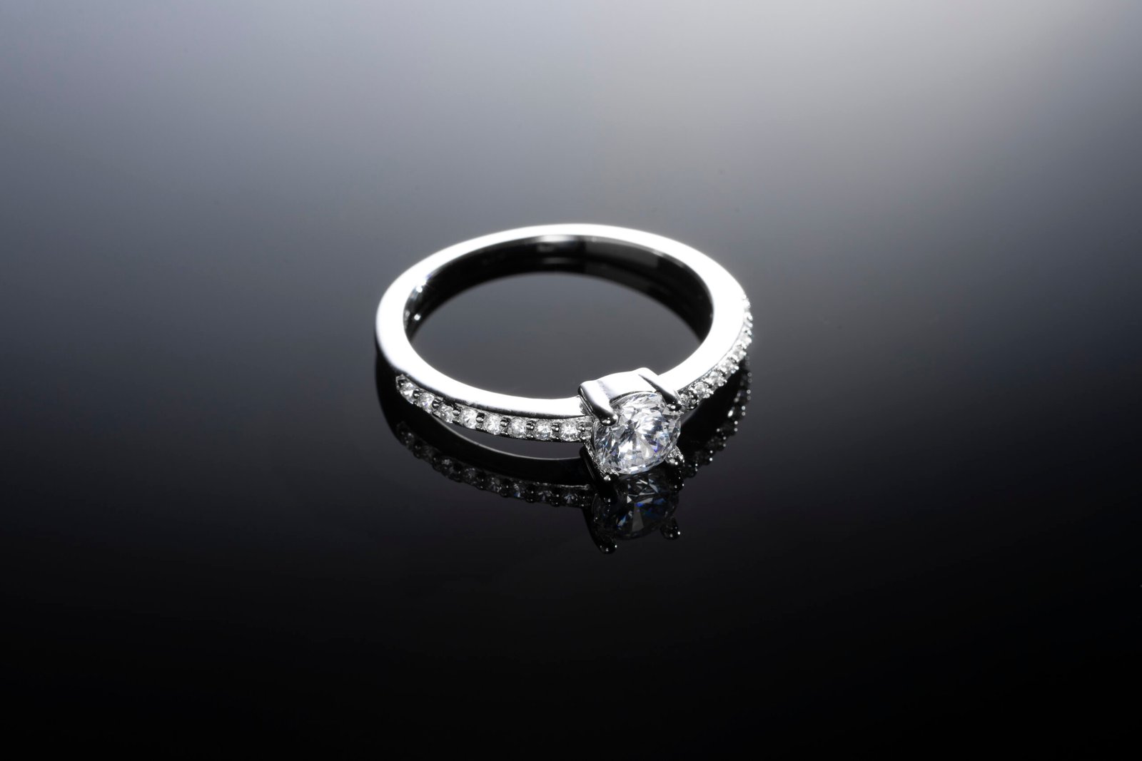 beautiful-engagement-ring-with-diamonds (3)