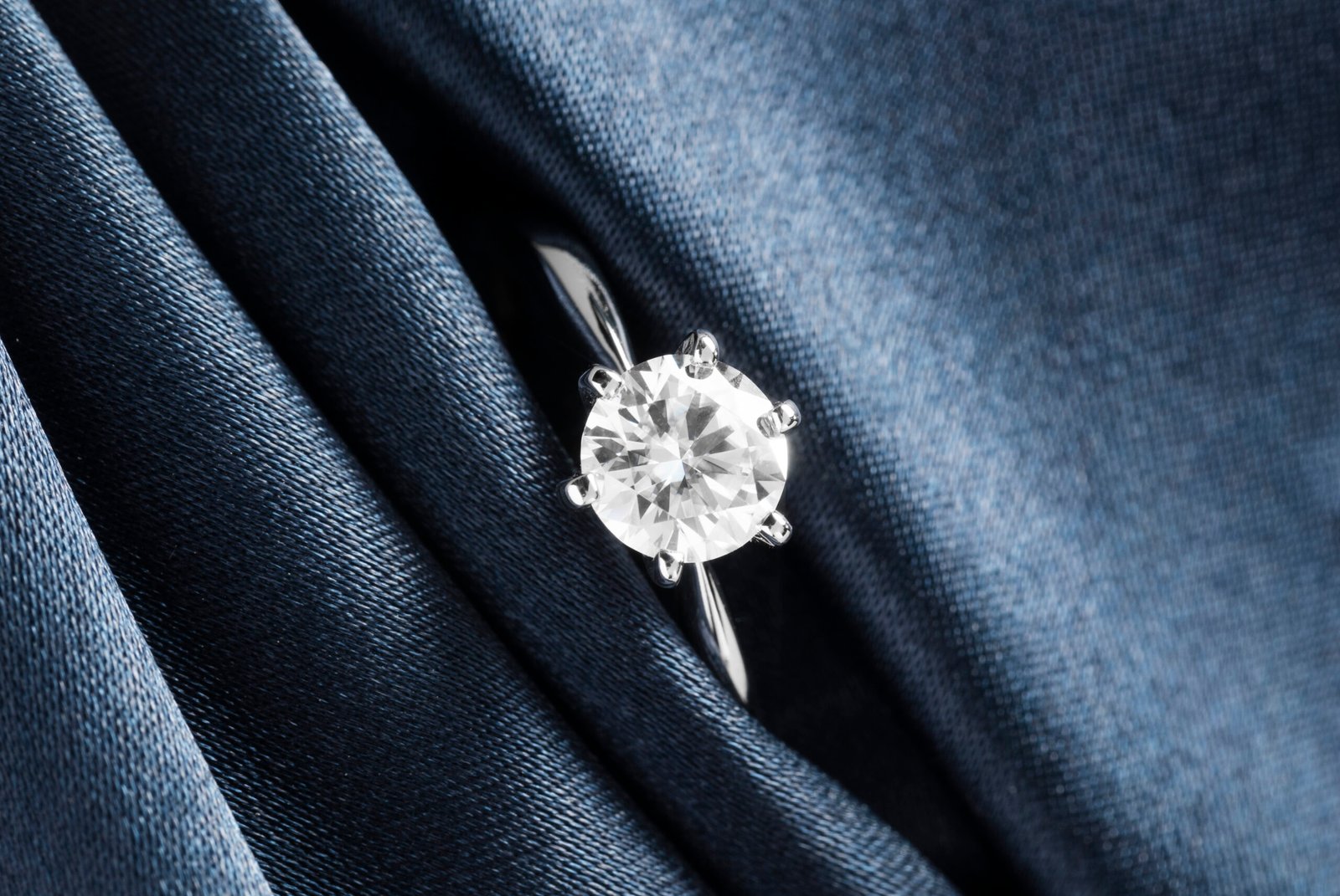 beautiful-engagement-ring-with-diamonds (6)